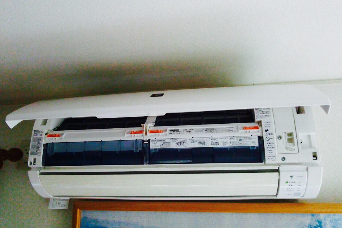 お掃除機能付きのルームエアコン